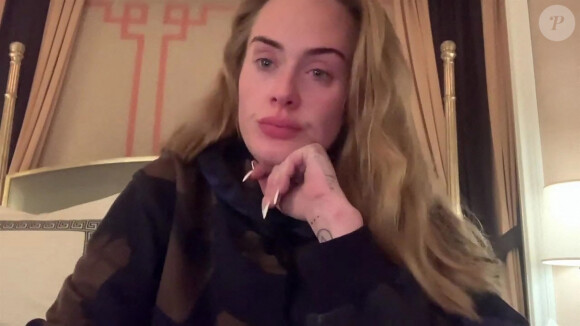 La chanteuse Adele annonce en larmes le report de sa série de concerts à Las Vegas. 