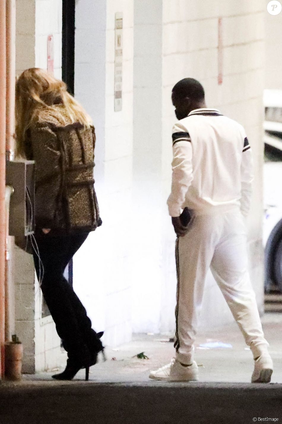 Adèle et son compagnon Rich Paul à la sortie du restaurant Wallys à