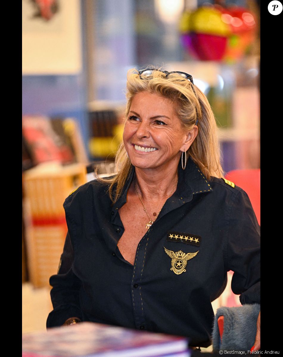 Exclusif - Caroline Margeridon dédicace son livre "Libre!" à la librairie Filigranes à Bruxelles le 15 novembre 2021. © Frédéric Andrieu / Bestimage