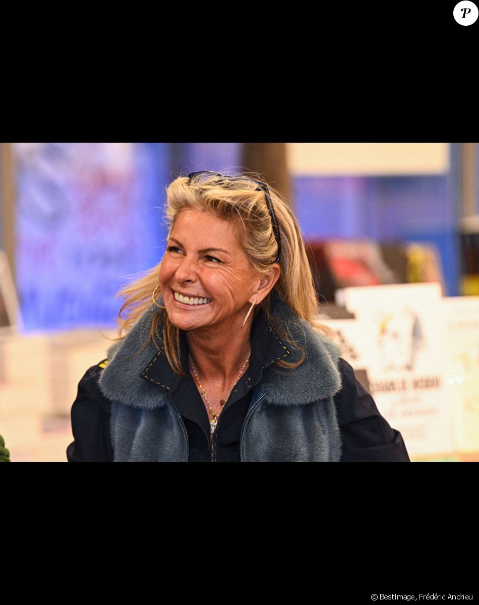 Exclusif - Caroline Margeridon dédicace son livre "Libre!" à la librairie Filigranes à Bruxelles le 15 novembre 2021. © Frédéric Andrieu / Bestimage