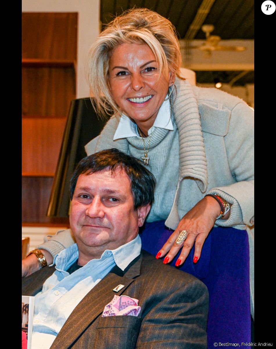 Exclusif - Caroline Margeridon (Affaire conclue sur France 2) , dédicace son livre "Libre!" dans la boutique Haute Antiques 207 de son ami et collègue dans l'émission Stéphane Vanhandenhoven à Bruxelles le 14 novembre 2021. © Frédéric Andrieu / Bestimage