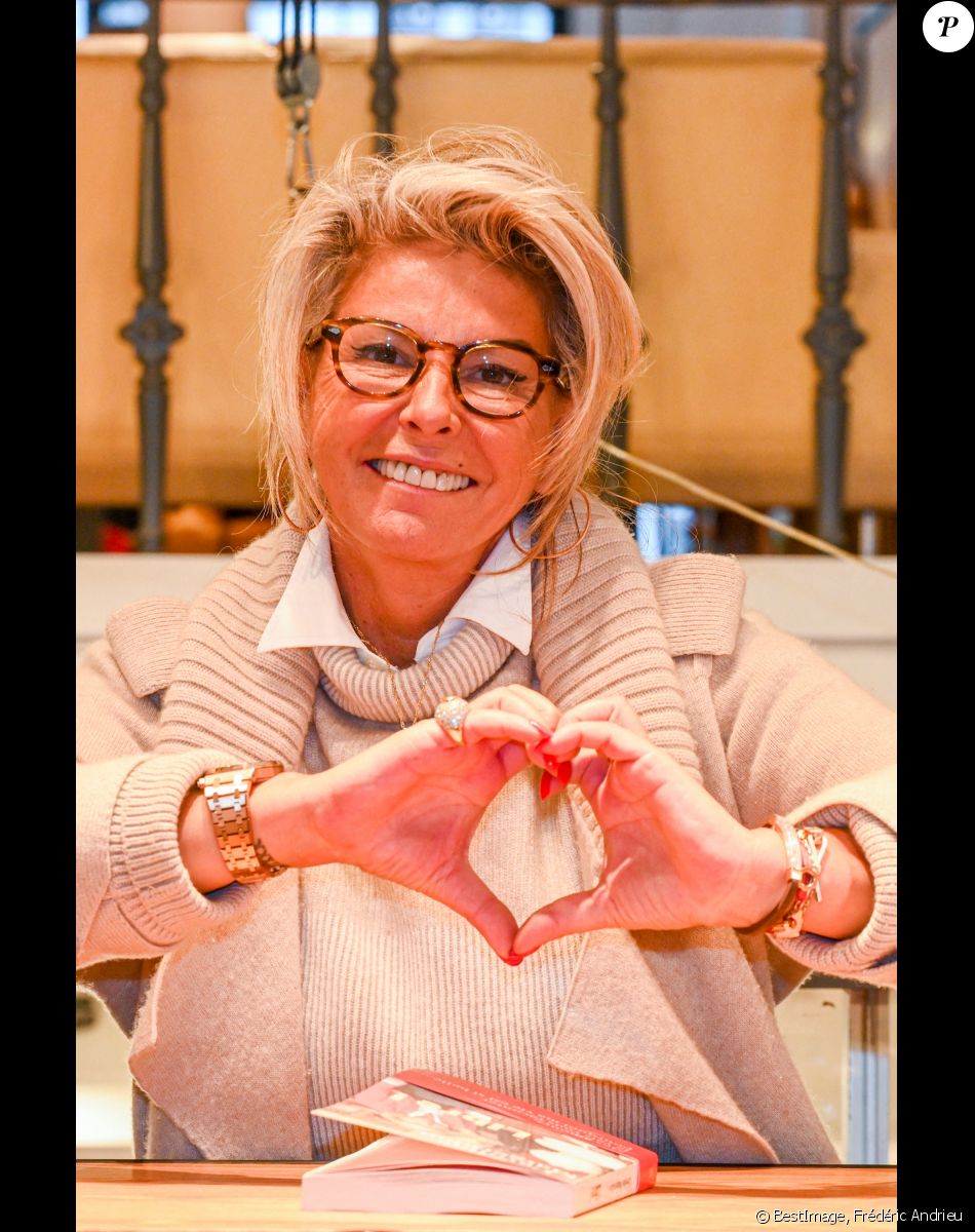 Exclusif - Caroline Margeridon (Affaire conclue sur France 2) , dédicace son livre "Libre!" dans la boutique Haute Antiques 207 de son ami et collègue dans l'émission Stéphane Vanhandenhoven à Bruxelles le 14 novembre 2021. © Frédéric Andrieu / Bestimage
