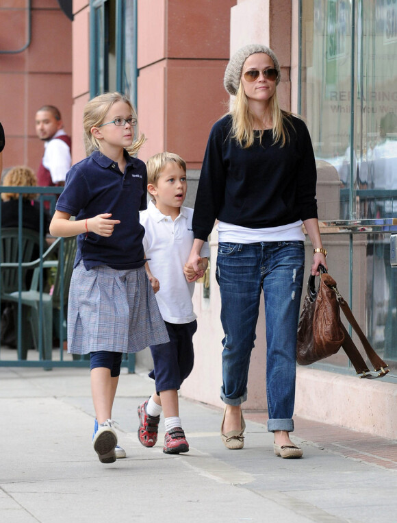 Reese Witherspoon accompagne ses enfants chez les dentiste à Beverly Hills le 4 janvier 2010