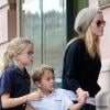 Reese Witherspoon accompagne ses enfants chez les dentiste à Beverly Hills le 4 janvier 2010