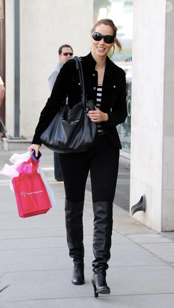Elizabeth Berkley en pleine séance shopping à Los Angeles le 4 janvier 2010