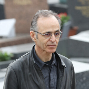 Jean-Jacques Goldman lors des obsèques de Véronique Colucci au cimetière communal de Montrouge.