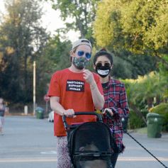 Macaulay Culkin et sa compagne Brenda Song dans les rues de Los Angeles. Le 13 octobre 2020 
