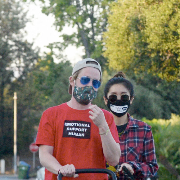 Macaulay Culkin et sa compagne Brenda Song dans les rues de Los Angeles. Le 13 octobre 2020 