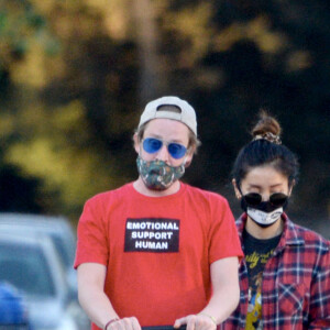 Exclusif - Macaulay Culkin et sa compagne Brenda Song promènent leur chat en poussette dans les rues de Los Angeles. Le 13 octobre 2020 