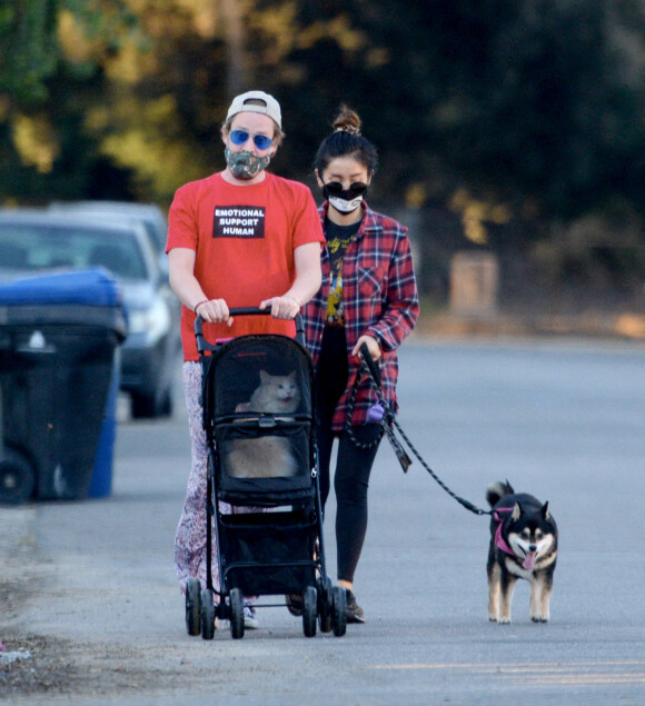 Exclusif - Macaulay Culkin et sa compagne Brenda Song promènent leur chat en poussette dans les rues de Los Angeles. Le 13 octobre 2020 