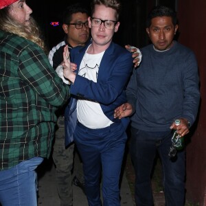 Macaulay Culkin et sa compagne Brenda Song sont bousculés par les fans à la sortie de The Largo Bar à Los Angeles, le 19 mars 2019.