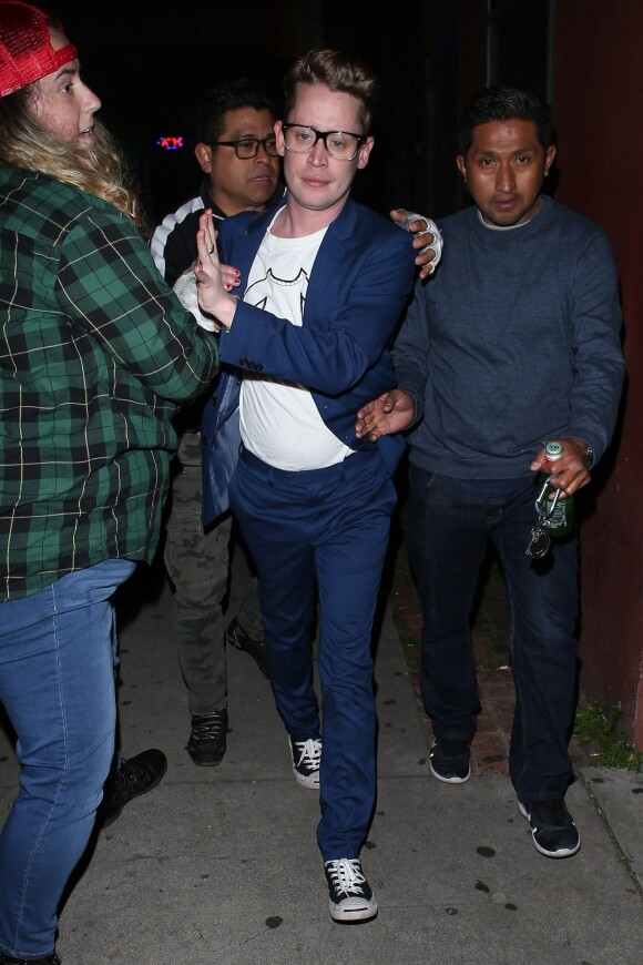 Macaulay Culkin et sa compagne Brenda Song sont bousculés par les fans à la sortie de The Largo Bar à Los Angeles, le 19 mars 2019.