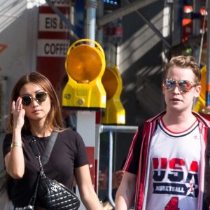 Macaulay Culkin and Brenda Song se tiennent la main dans les rues de Berlin, Allemagne, le 16 Août 2018. Photo de Splash News/ABACAPRESS.COM