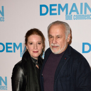 Francis Perrin et sa femme Gersende - Avant-première du film "Demain tout commence" au Grand Rex à Paris, le 28 novembre 2016. @ Alban Wyters/ABACAPRESS.COM