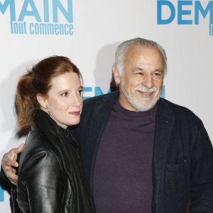 Francis Perrin et sa femme Gersende - Avant-première du film "Demain tout commence" au Grand Rex à Paris.