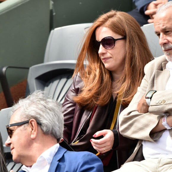 Francis Perrin et sa femme Gersende dans les tribunes lors du tournoi de tennis de Roland-Garros à Paris, le 29 mai 2015.