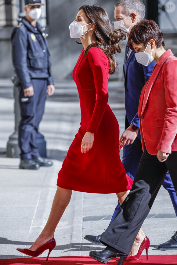 La reine Letizia d'Espagne arrive au Sénat pour assister à la 13 ème édition des Prix "Luis Carandell" à Madrid, Espagne, le 27 janvier 2022.