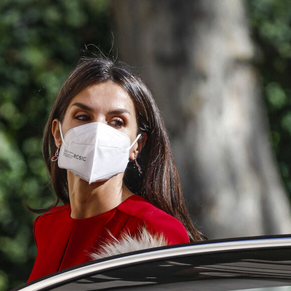 La reine Letizia d'Espagne arrive au Sénat pour assister à la 13 ème édition des Prix "Luis Carandell" à Madrid, Espagne, le 27 janvier 2022.