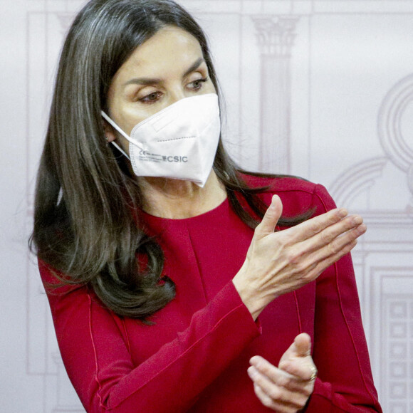 La reine Letizia d'Espagne arrive au Sénat pour assister à la 13 ème édition des Prix "Luis Carandell" à Madrid, Espagne, le 27 janvier 2022.