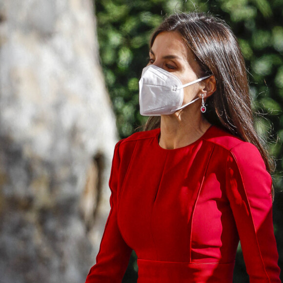 La reine Letizia d'Espagne arrive au Sénat pour assister à la 13 ème édition des Prix "Luis Carandell" à Madrid, Espagne, le 27 janvier 2022.