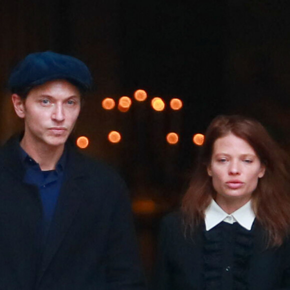 Le chanteur Raphaël (Raphaël Haroche) et sa compagne Mélanie Thierry - Obsèques du photographe allemand Peter Lindbergh en l'église Saint-Sulpice à Paris le 24 septembre 2019. 