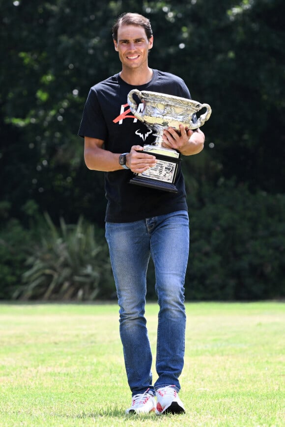 Rafael Nadal pose avec son trophée du tournoi de Melbourne, son 21ème titre en Grand Chelem le 31 janvier 2022. © Sydney Low/CSM via ZUMA Wire / Bestimage