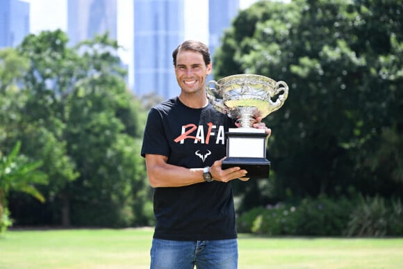 Rafael Nadal pose avec son trophée du tournoi de Melbourne, son 21ème titre en Grand Chelem le 31 janvier 2022. © Sydney Low/CSM via ZUMA Wire / Bestimage