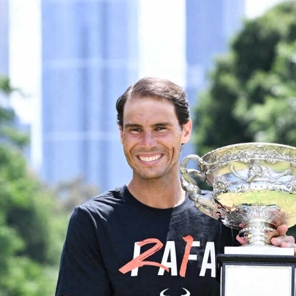 Rafael Nadal pose avec son trophée du tournoi de Melbourne, son 21ème titre en Grand Chelem le 31 janvier 2022. © Sydney Low/CSM via ZUMA Wire / Bestimage