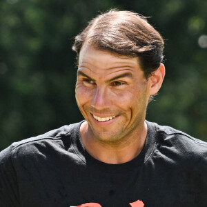 Rafael Nadal pose avec son trophée du tournoi de Melbourne, son 21ème titre en Grand Chelem le 31 janvier 2022. © Sydney Low/CSM via ZUMA Wire / Bestimage
