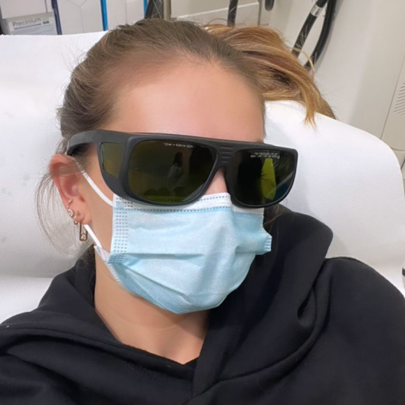 Thylane Blondeau a immortalisé sa dernière séance au laser à l'institut CSHP Paris. Story Instagram du 31 janvier 2022.