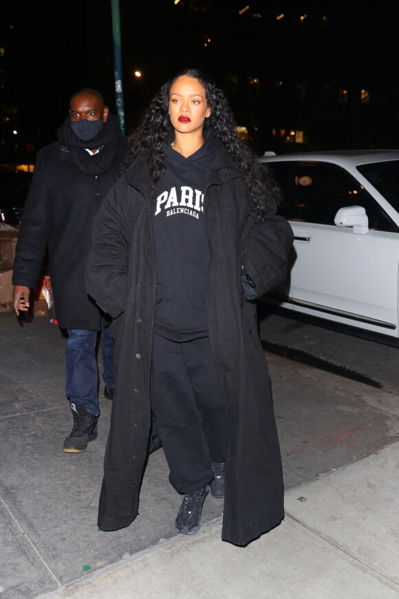 Exclusif - Rihanna à New York avant d'aller dîner, le 21 janvier 2022.