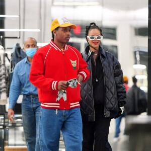 Exclusif - Rihanna et son compagnon Asap Rocky font du shopping à New York le 2 décembre 2021.