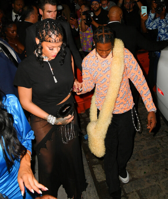 Rihanna et son compagnon A$AP Rocky quittent main dans la main l'after-party du Met Gala à New York, le 14 septembre 2021.