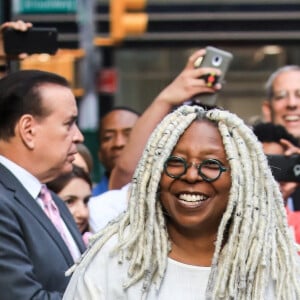 Whoopi Goldberg salue ses fans en quittant les studios de l'émission "Good Morning America" à New York, le 23 septembre 2019.