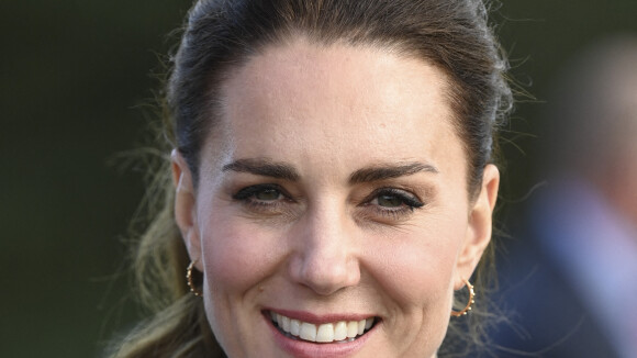Kate Middleton éclipse officiellement Harry : un ballon de rugby sur le doigt, elle surprend