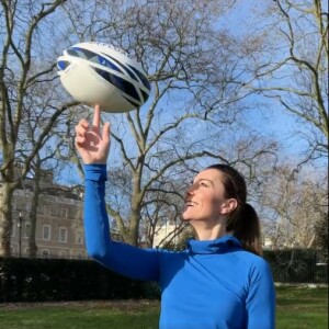 Kate Middleton, ballon de rugby sur le doigt, annonce officiellement son arrivée auprès de la Rugby Football League et de la Rugby Football Union