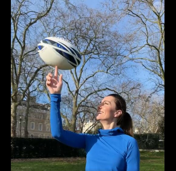Kate Middleton, ballon de rugby sur le doigt, annonce officiellement son arrivée auprès de la Rugby Football League et de la Rugby Football Union