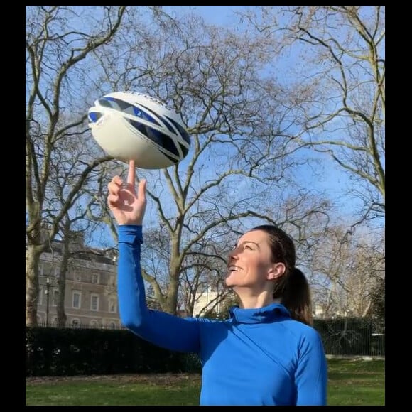 Kate Middleton, ballon de rugby sur le doigt, annonce officiellement son arrivée auprès de la Rugby Football League et de la Rugby Football Union