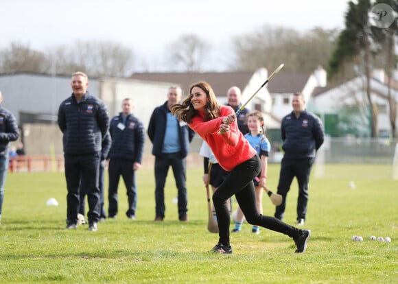 Catherine Kate Middleton, duchesse de Cambridge lors d'une session de Hurling, un sport traditionnel irlandais au Knocknacarra GAA Club à Galway le 5 mars 2020. 