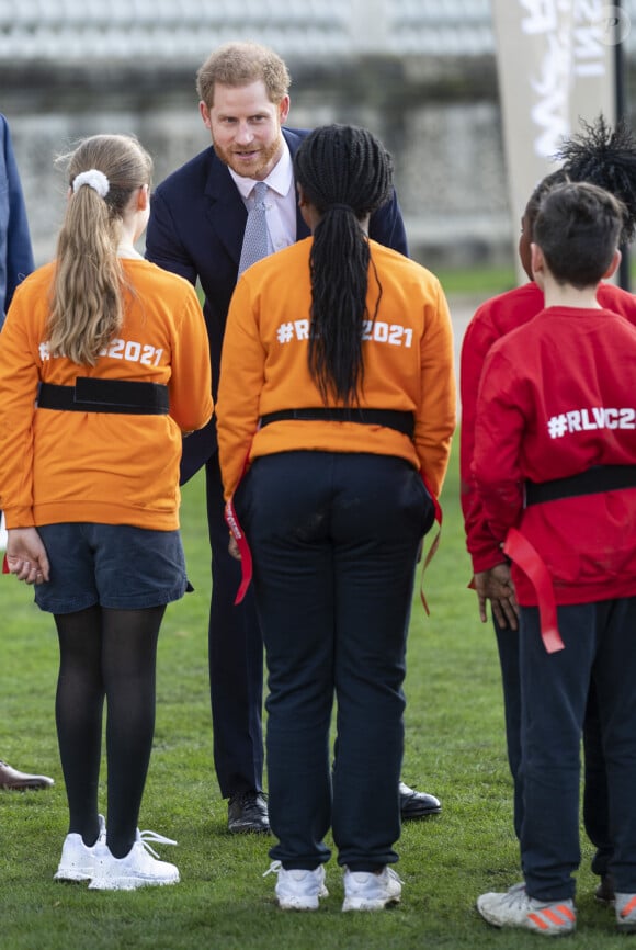 Le prince Harry, duc de Sussex, rencontre des jeunes joueurs de rugby dans les jardins du palais de Buckhingam à Londres le 16 janvier 2020. 
