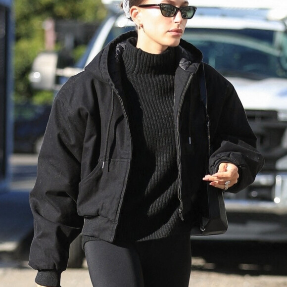 Hailey Baldwin Bieber à la sortie de son cours de pilates à Los Angeles, le 11 janvier 2022.