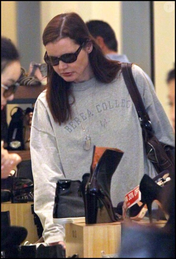 Geena Davis fait du shopping à Los Angeles, fin décembre 2009.