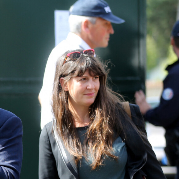 Daniel Auteuil et sa femme Aude Ambroggi - Sorties des obsèques de Guy Béart dans le carré juif du cimetière de Garches. Le 21 septembre 2015  