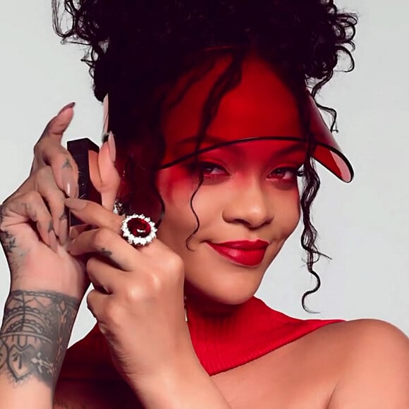 Rihanna dévoile sa nouvelle gamme de rouges à lèvres Fenty Beauty. 2022