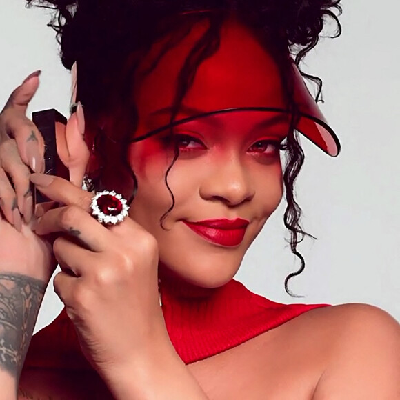Rihanna dévoile sa nouvelle gamme de rouges à lèvres Fenty Beauty. 2022