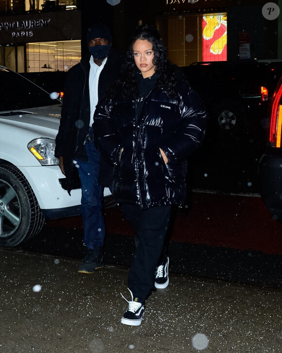 Exclusif - Rihanna fait ses courses chez Tiffany & Co lors d'une nuit enneigée à New York le 28 janvier 2022.