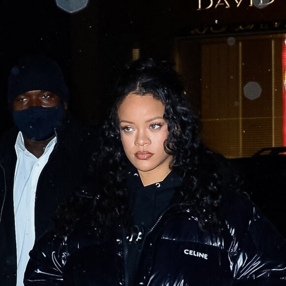 Exclusif - Rihanna fait ses courses chez Tiffany & Co lors d'une nuit enneigée à New York le 28 janvier 2022.