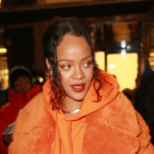 Rihanna fait du shopping chez Sephora à New York le 26 janvier 2022.