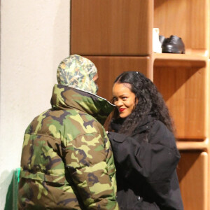 Exclusif - Rihanna et son compagnon A$AP Rocky font du shopping à New York avant d'aller dîner, le 21 janvier 2022.