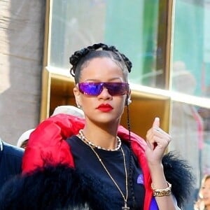 Exclusif - Rihanna, une attelle à la main droite, passe chez Christie's avec son compagnon Asap Rocky pour voir l'exposition Basquiat à New York le 3 décembre 2021.